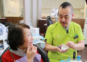 コンフォートデンタルクリニック_池田昭先生_診察中